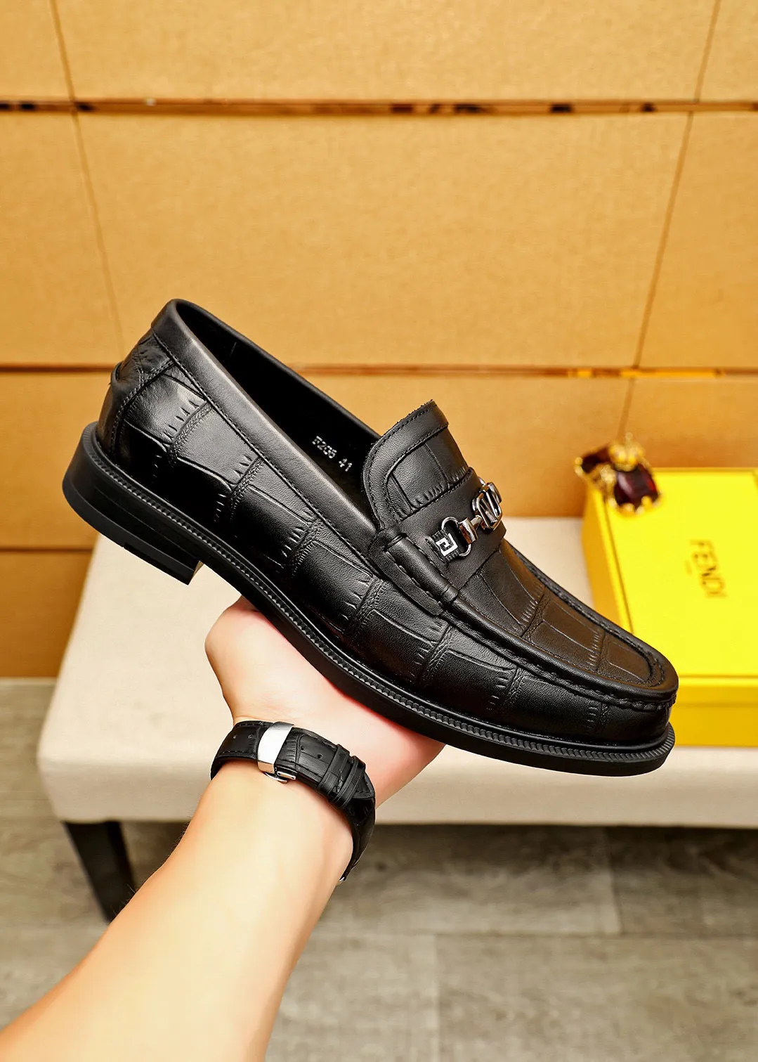 Men's shoes 💰460 💐 Product trademark: FENDI [Fendi] casual leather shoes Regular size: 38-44 (45🉑️customized) Product materials: Selected imported first-layer calfskin embossed upper + luxury hardware buckle, imported cow 🐂 lining. Strong three-dimensional visual effect, rubber outsole Color: 1⃣️color optional